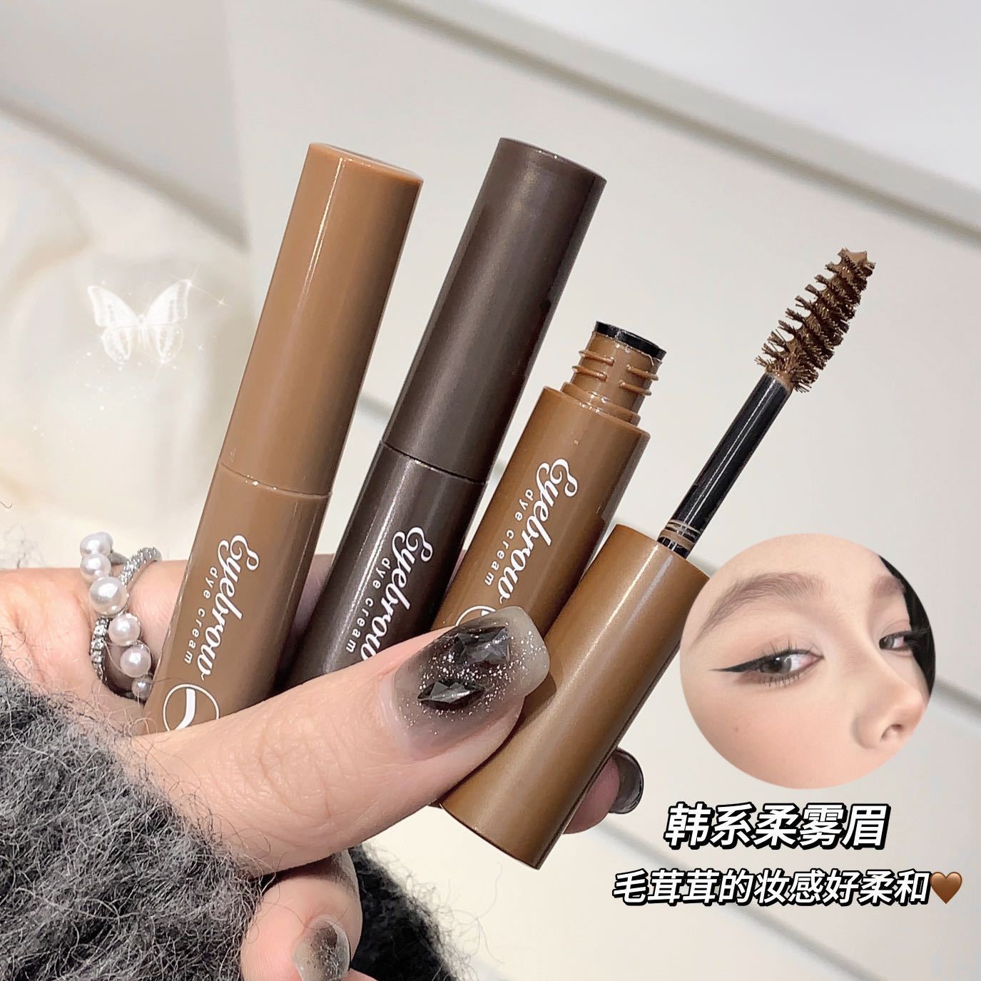 kakashow Velvety Natural Three-dimensional Eyebrow Dye is waterproof, sweat-proof and does not smudge. It is a Korean-style natural three-dimensional eyebrow cream for a light complexion full figure