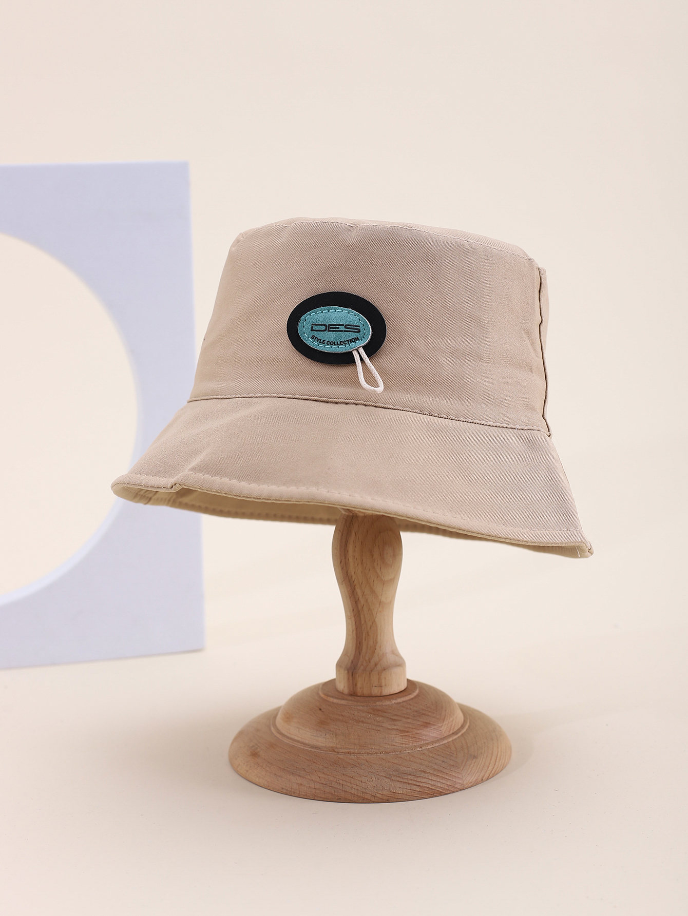 This is a popular children's single-sided fisherman hat with a DES label for spring and summer. It's cute, cartoonish, classic, versatile and unique. The inner side of this children's single-sided fisherman hat comes with a drawstring Application Scenario