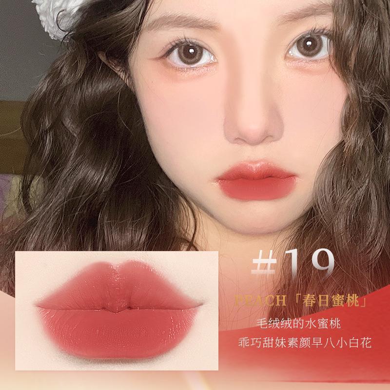 Novo5913 lip gloss is silky smooth, matte and easy to handle. It naturally brightens the complexion and does not fade easily. It is affordable Application Scenario