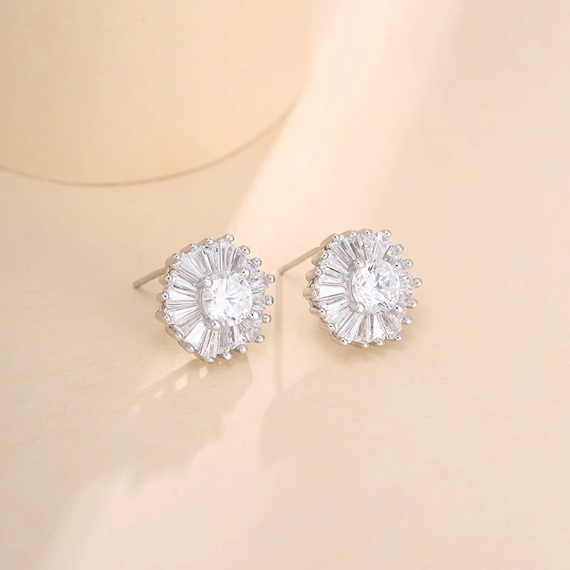 Xuhui brand exquisite and light luxury copper plated with real gold and set with zircon 925 silver needle, luxurious design and fashionable stud earrings Application Scenario
