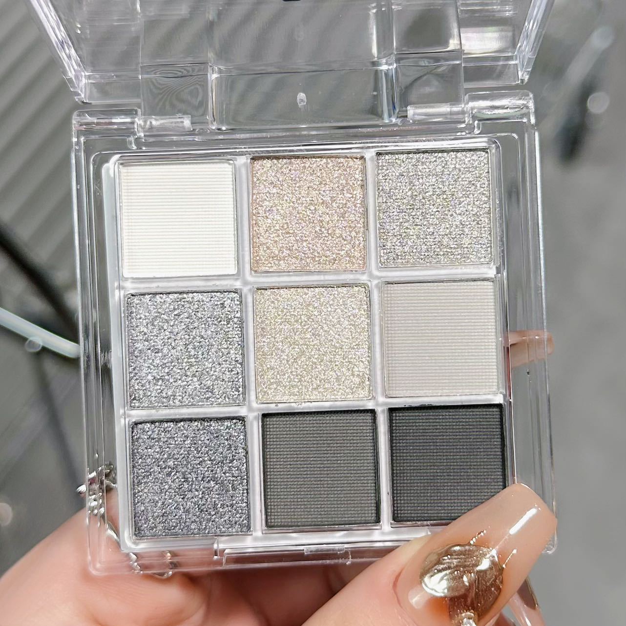 HUDA STORY Smoked Nine-color Eyeshadow palette, Black, White, Gray, Silver, beads, matte Halloween Party stage makeup Specification drawing