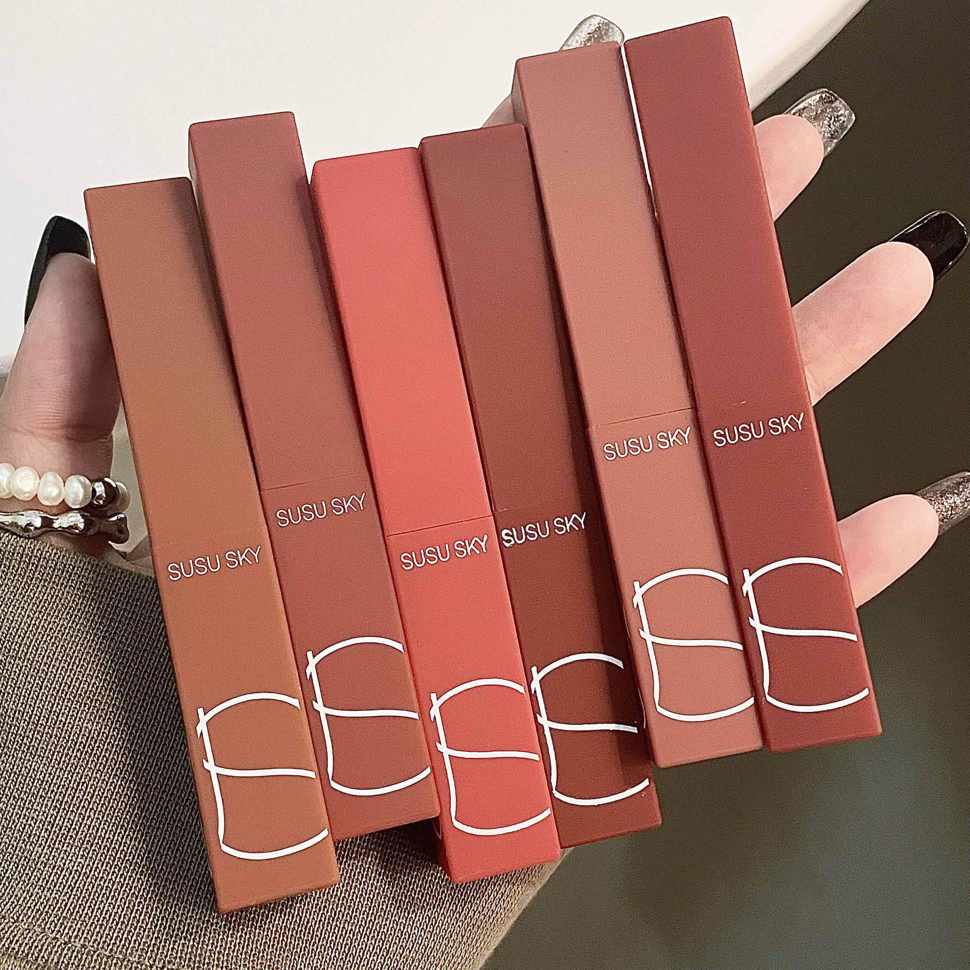SUSU SKY fine tube matte lipstick, brightening and whitening, long-lasting makeup, non-stick, versatile lip gloss, affordable wholesale full figure