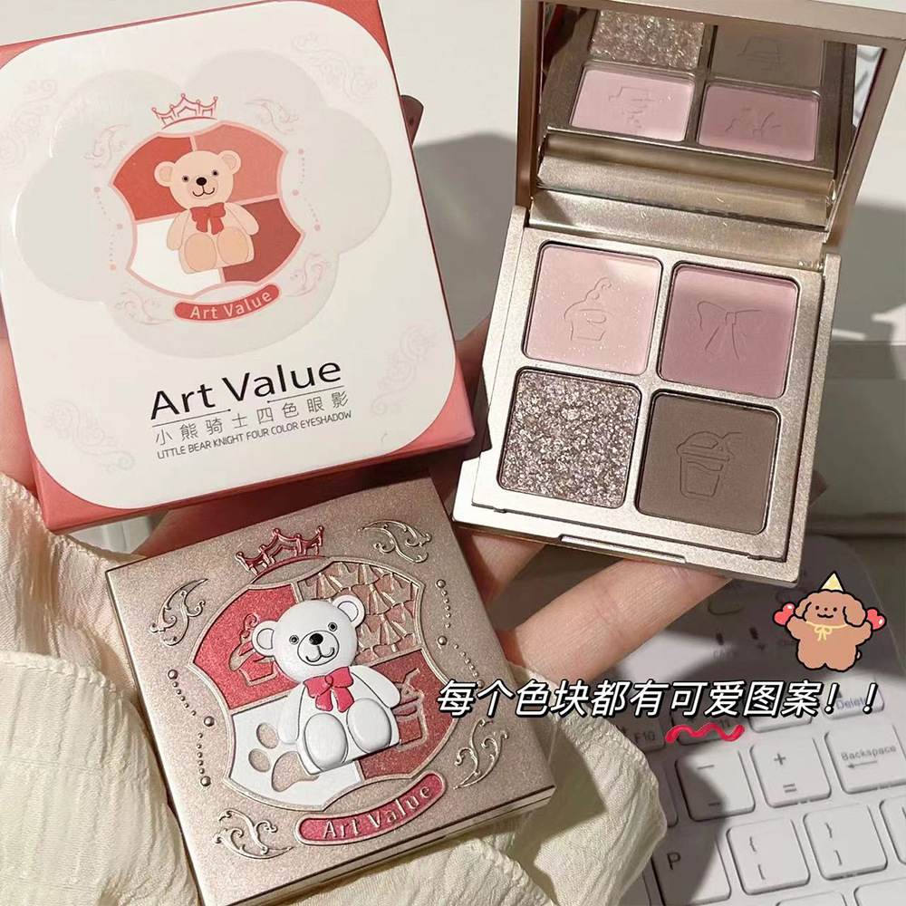 Art Value Little Bear Knight Four-color Eyeshadow powder is fine, smooth and matte. The eyeshadow palette is perfect for nude makeup and daily use full figure