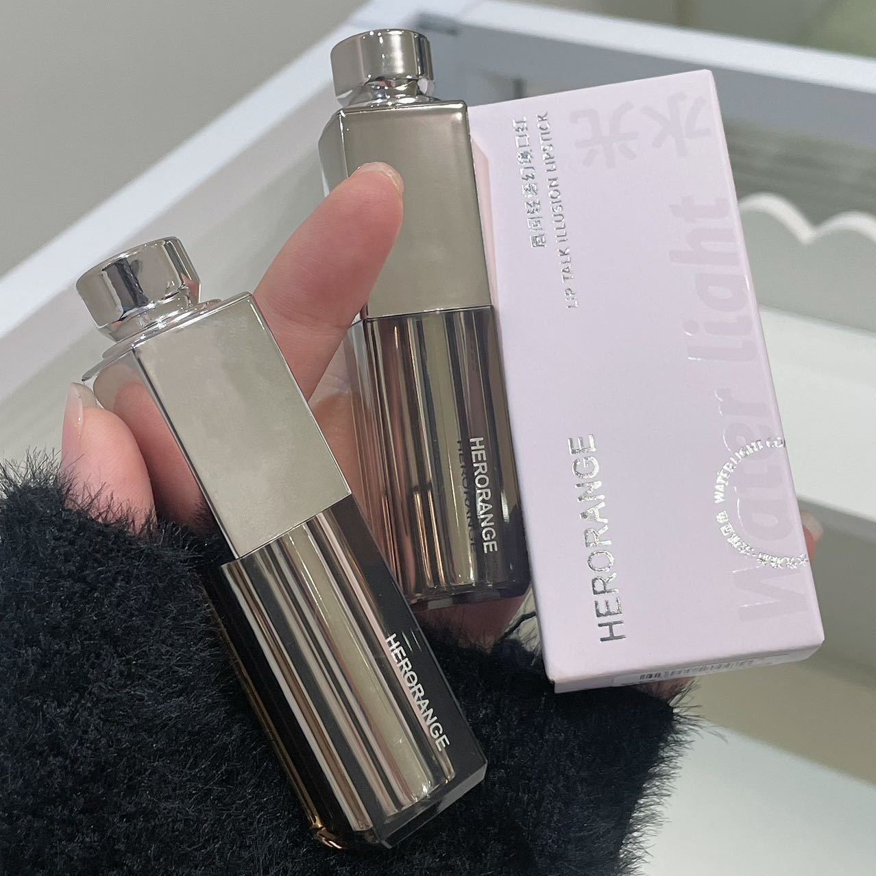 HERORANGE~ Lips Whisper Illusion Lipstick, clear and moisturizing, with a mirror-like luster. Pouty lips are less likely to stick to a cup of lipstick details Picture