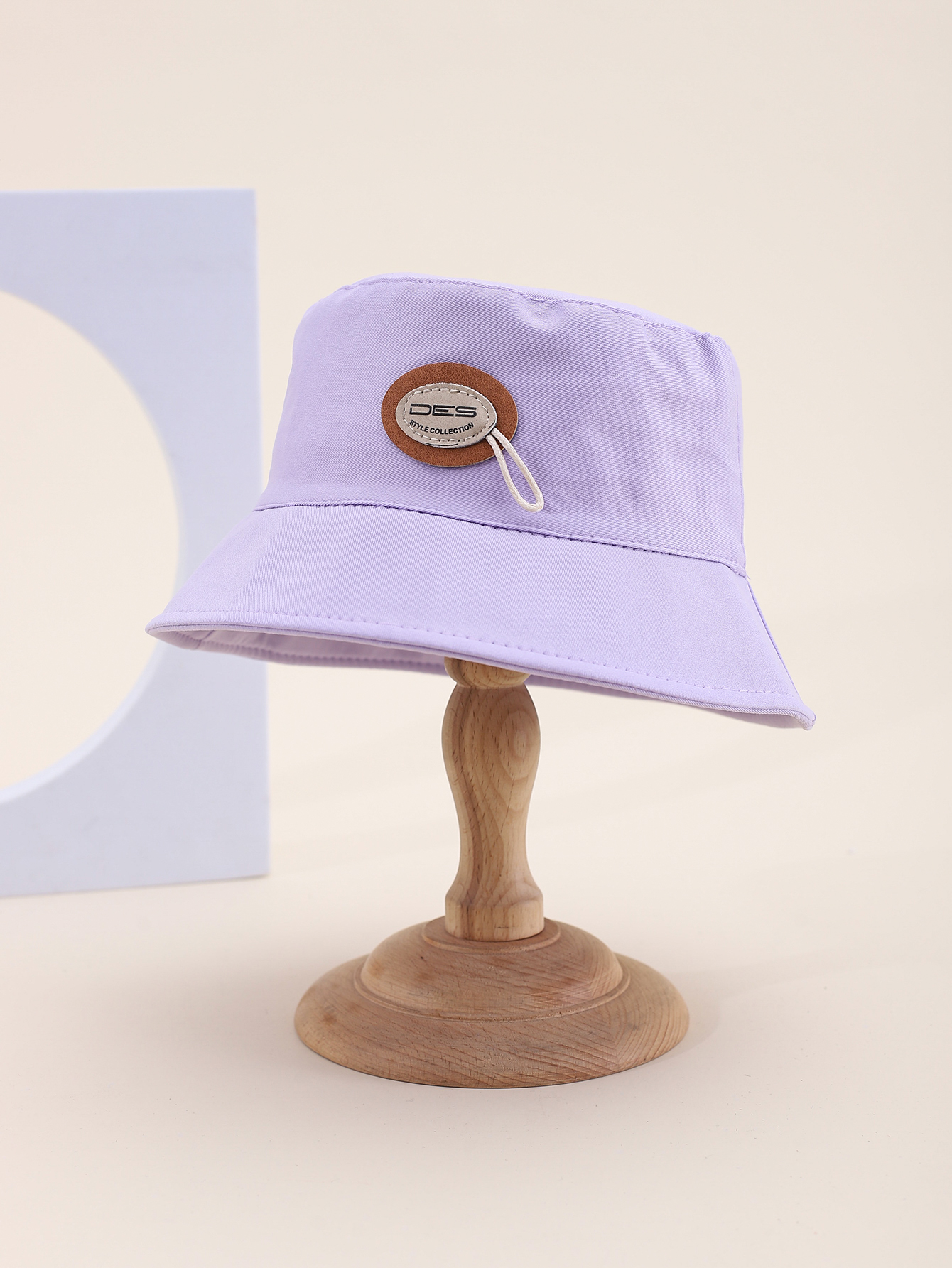 This is a popular children's single-sided fisherman hat with a DES label for spring and summer. It's cute, cartoonish, classic, versatile and unique. The inner side of this children's single-sided fisherman hat comes with a drawstring Item Picture