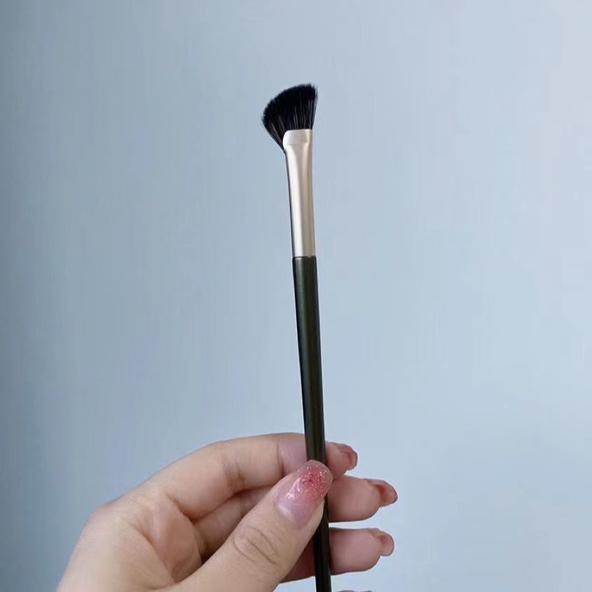 Semi-fan-shaped nose shadow brush, finger pad concealer brush, highlight brush, portable contouring brush, smudging makeup brush, wholesale beauty tools Application Scenario