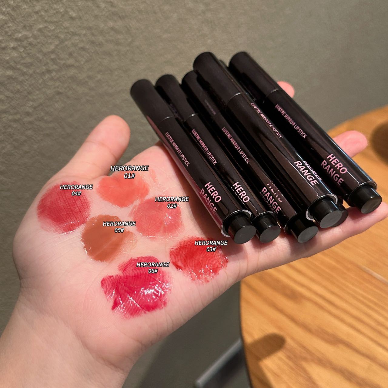 HERORANGE Red and Pink mirror-like lipstick moisturizes and glows the lips, making them less likely to stick to your lips. A cup of Korean-style lipstick for making your lips look tender Specification drawing