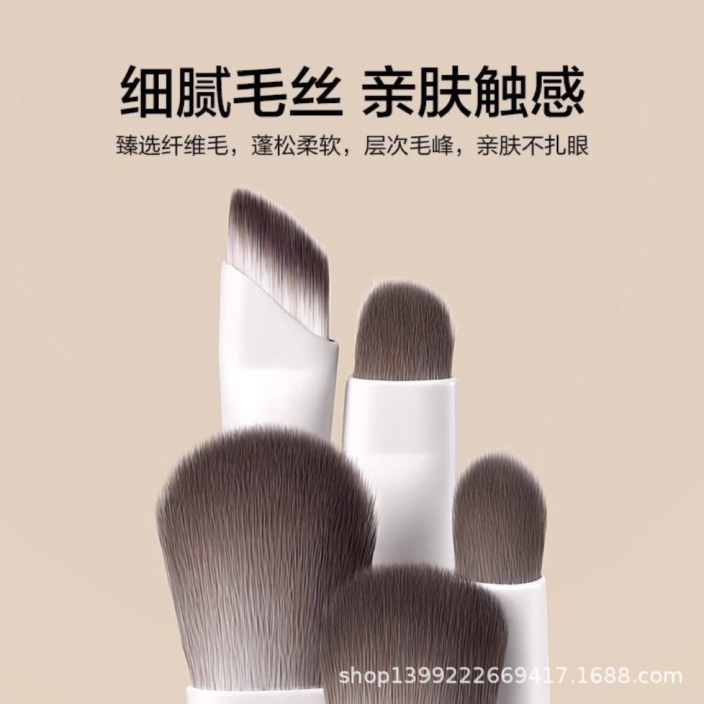 The eyeshadow brush provides detailed coverage for the eyes, including the under-eye makeup and the soft bristle conical fine concealer. It is portable Application Scenario