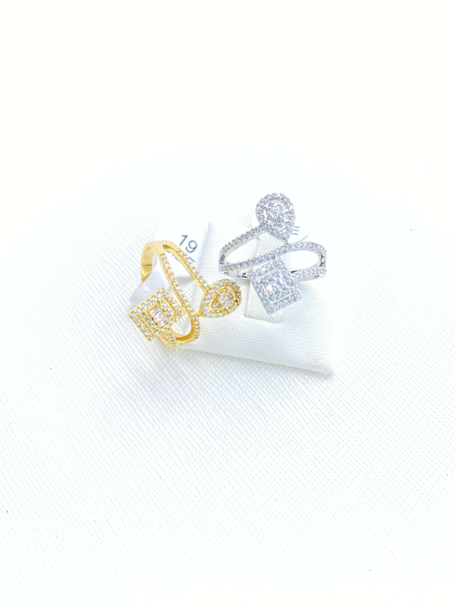 The new ring is a gentle and exquisite square diamond and water drop diamond ring. Give it to your best friend as a micro-set zircon ring Specification image