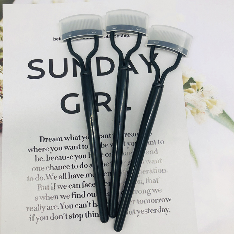 Portable stainless steel eyelash comb dust protection cover, durable and easy to clean, foldable multi-functional curling eyelash brush Application Scenario
