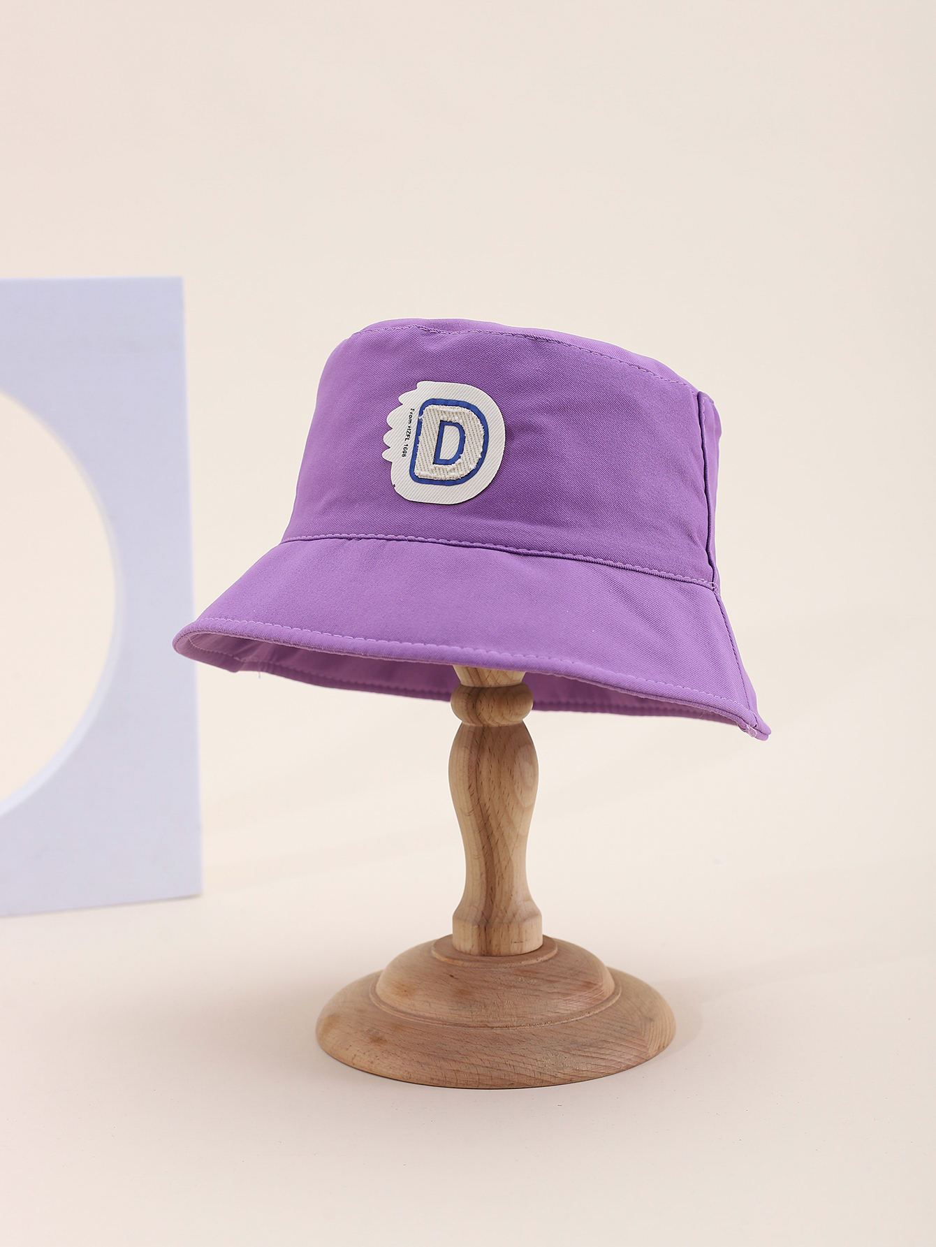 This is a popular children's single-sided fisherman hat with a label for spring and summer. It's cute, cartoonish, classic, versatile and personalized. The inner side of this children's single-sided fisherman hat comes with a drawstring details Picture