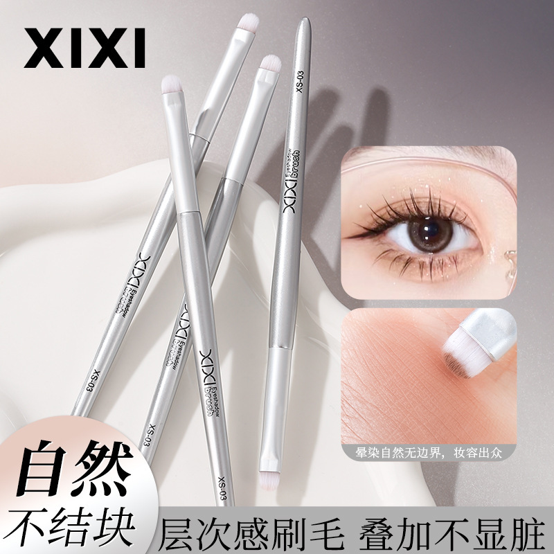 xixi Light Feather Eyeshadow Deep Brush, soft bristles, natural blending without clumping, a beauty tool for novice makeup artists Application Scenario