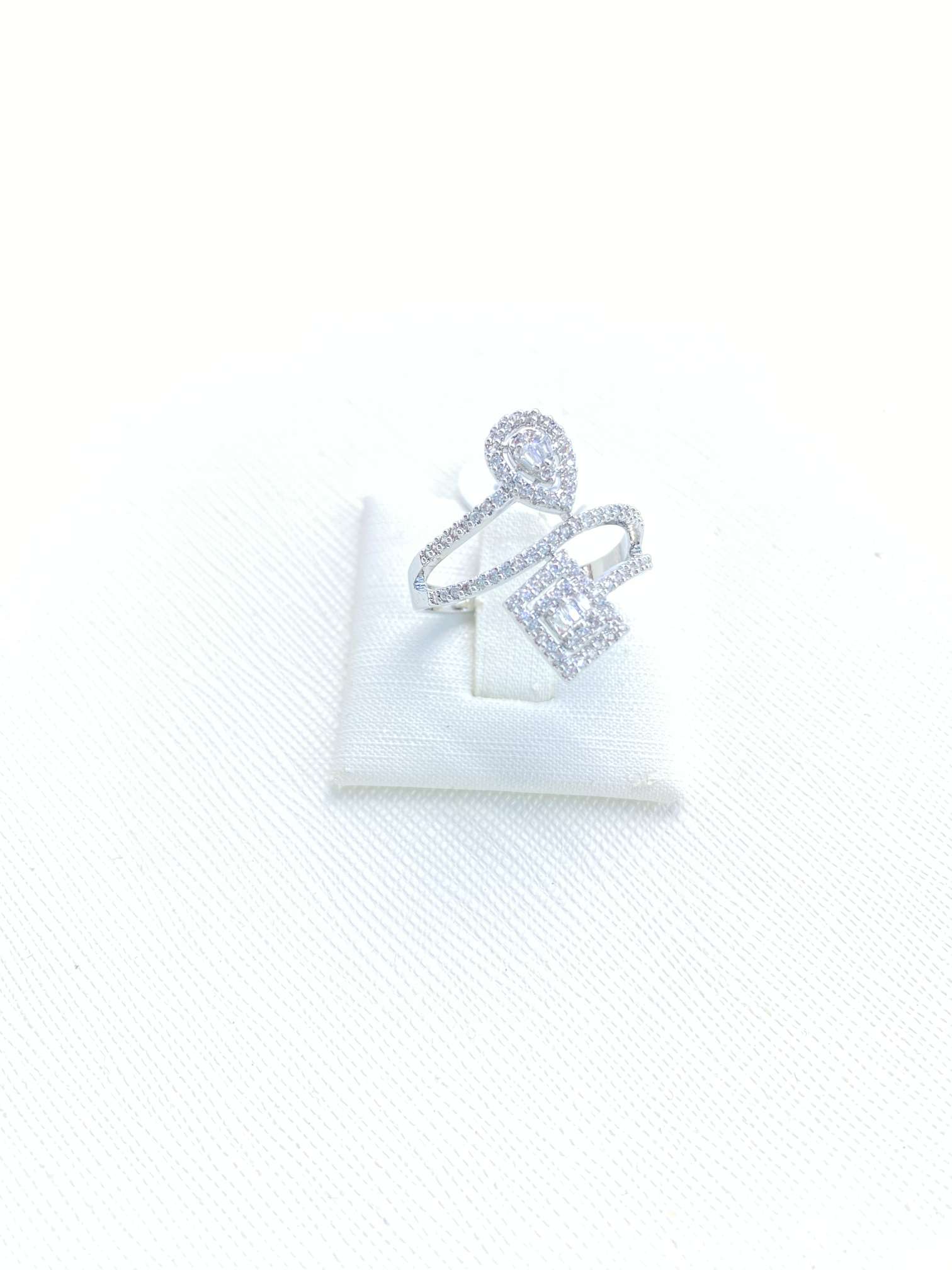 The new ring is a gentle and exquisite square diamond and water drop diamond ring. Give it to your best friend as a micro-set zircon ring Item Picture
