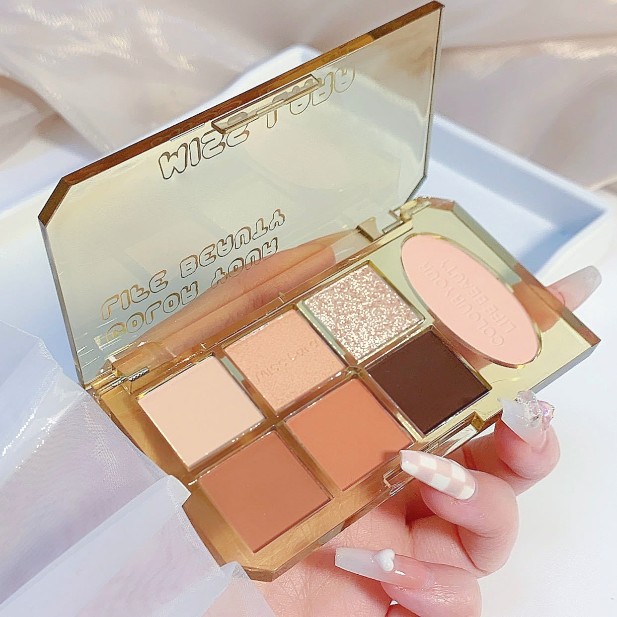 miss lara's Seven-color Eyeshadow palette: Low-saturation, multi-functional, everyday color-enhancing powder with fine texture and high gloss blush Item Picture