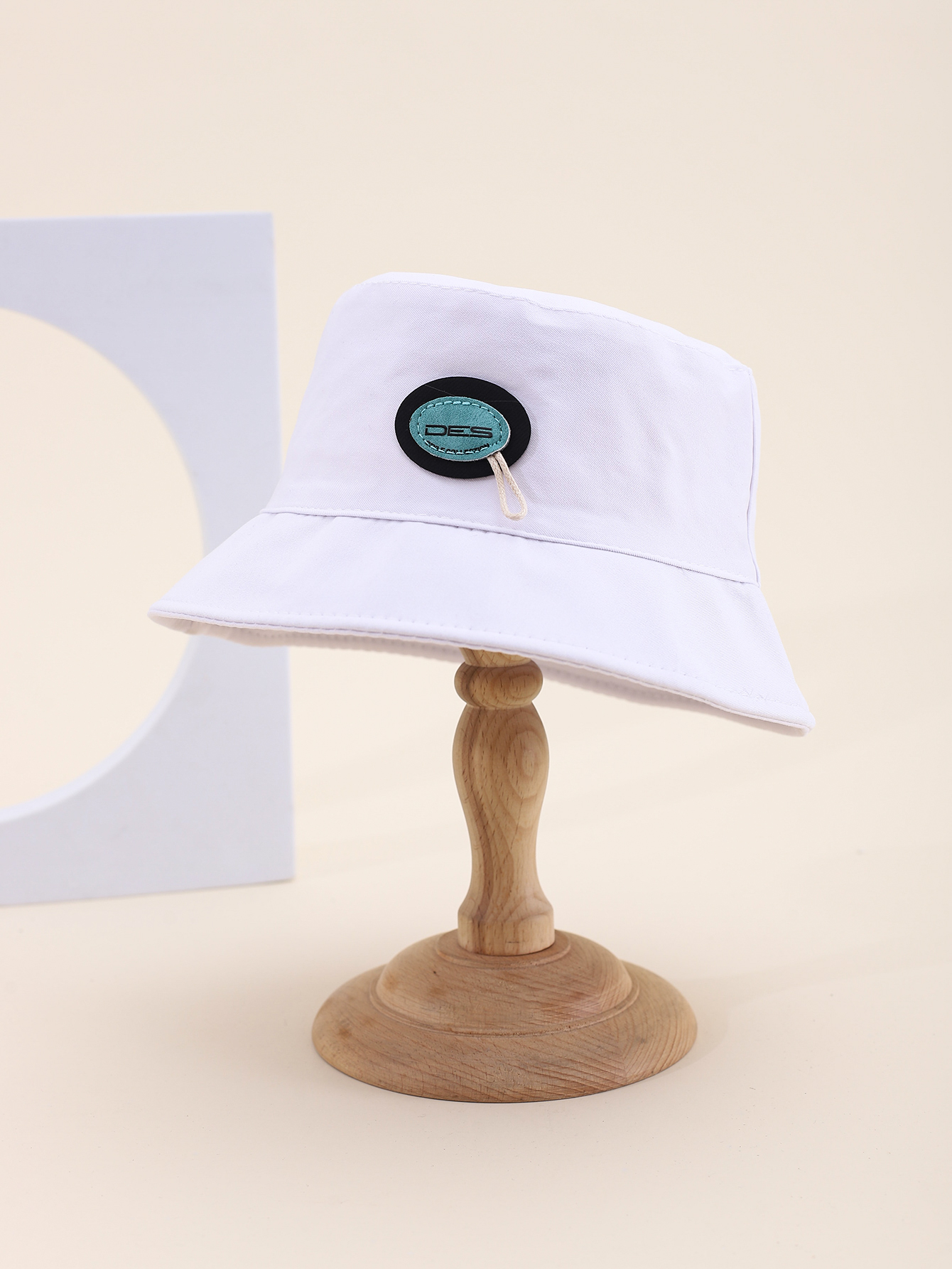 This is a popular children's single-sided fisherman hat with a DES label for spring and summer. It's cute, cartoonish, classic, versatile and unique. The inner side of this children's single-sided fisherman hat comes with a drawstring Specification drawing