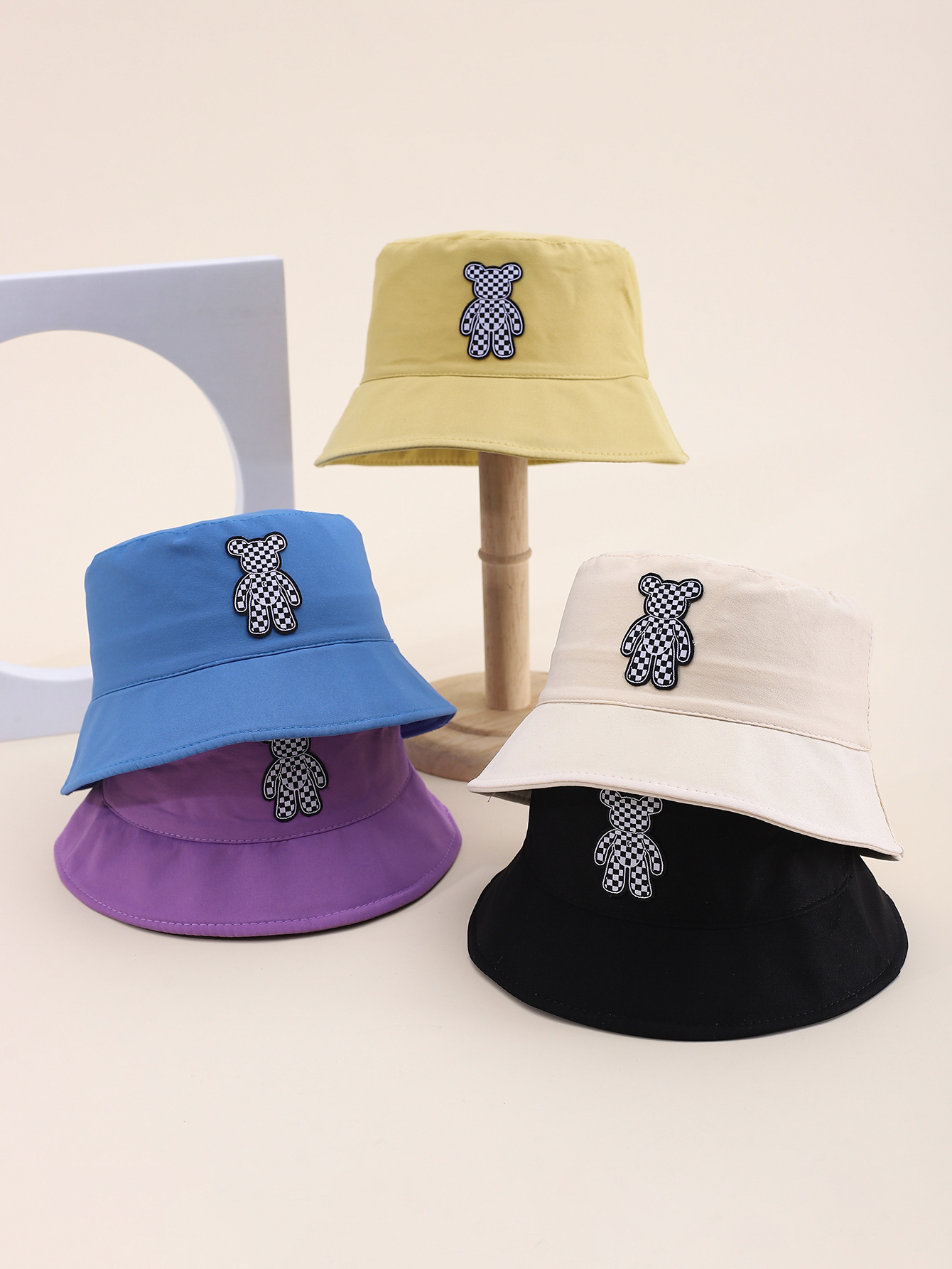 This spring and summer hit children's single-sided fisherman hat with a big bear label is cute, cartoonish, classic and versatile. It's a unique children's single-sided fisherman hat with a built-in drawstring on the inner side full figure
