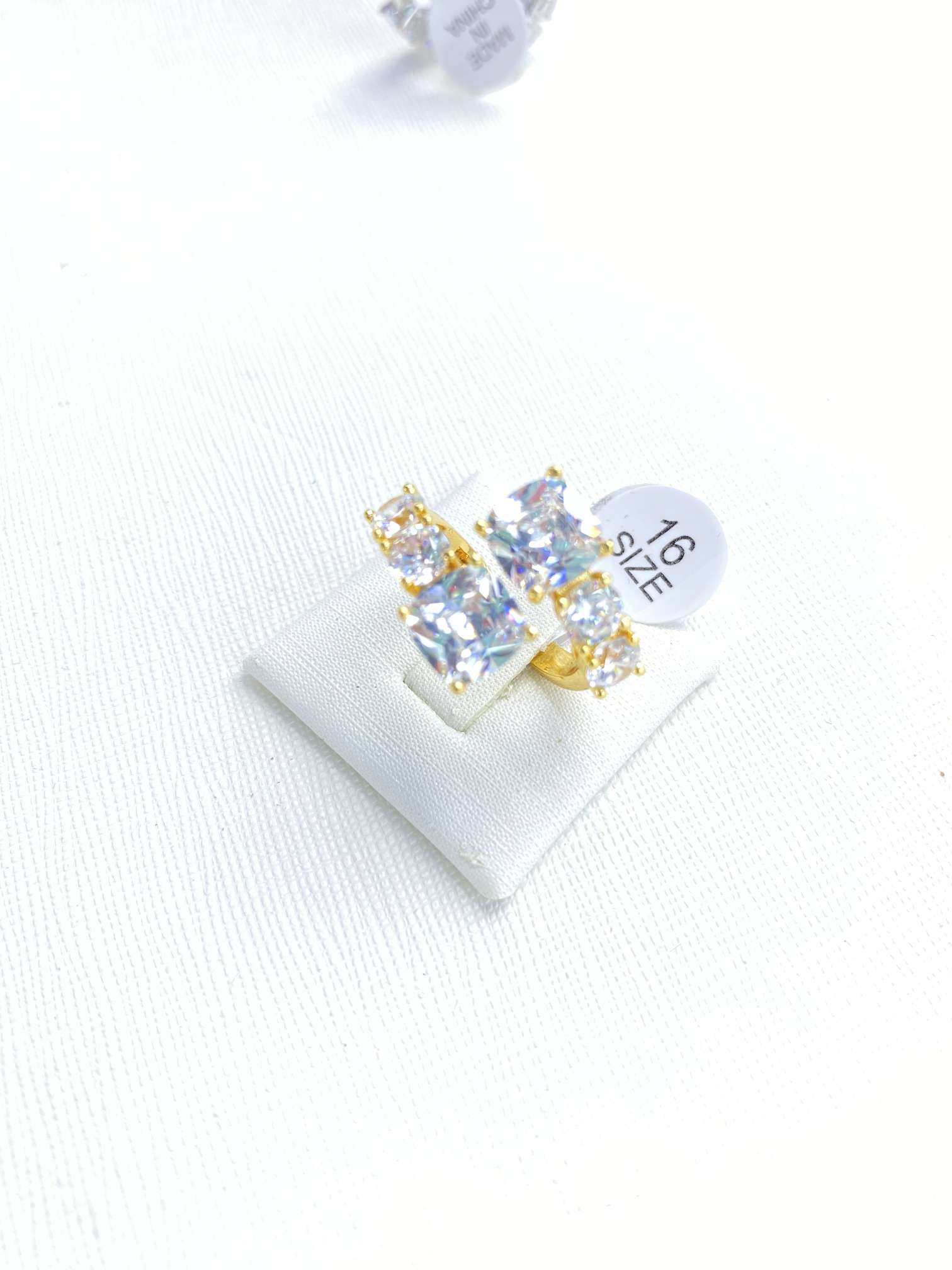 The sparkling double-headed zircon open ring exudes a sense of light luxury and sophistication for women. It is an exquisite bone joint ring that is versatile and personalized for women details Picture