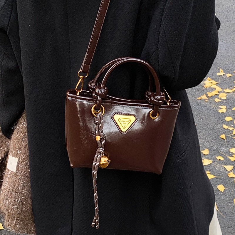 Autumn and winter fashion hand-held bucket bag for women, Korean retro and high-end style, versatile single-shoulder bag, 2024 niche casual women's bag details Picture