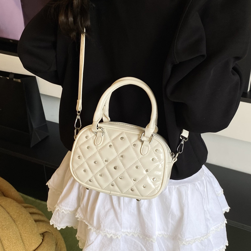 The 2025 new stylish Rhombus bowling bag is a unique and stylish single-shoulder crossbody bag for summer Application Scenario