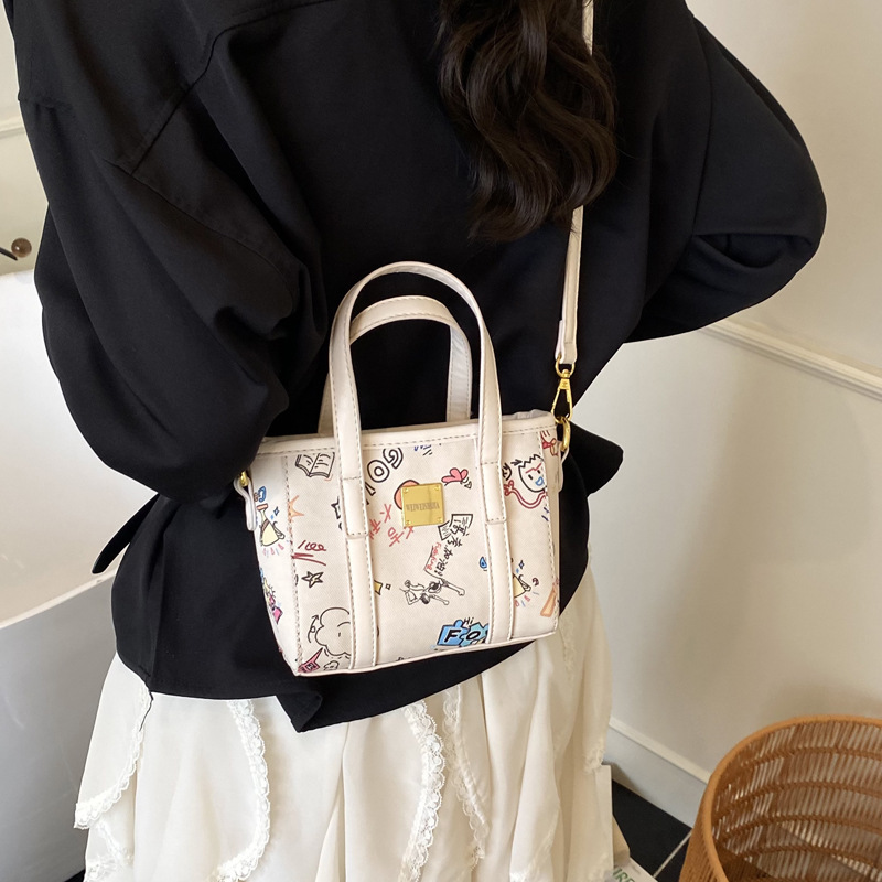 Fashionable and niche design single-shoulder crossbody bag for women 2025 new cartoon printed hand-held bucket bag with pendant Application Scenario