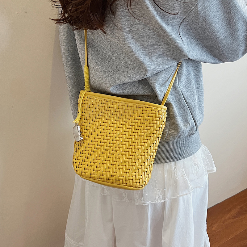 2025 Korean version Instagram trendy fashion bag woven new bucket bag, fashionable and casual women's single-shoulder crossbody commuting bag Application Scenario