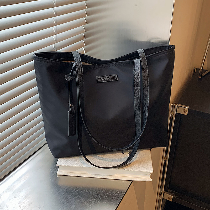 The new Korean-style trendy casual tote bag for women, Oxford fabric large-capacity single-shoulder bag 2025, exudes a sense of luxury full figure