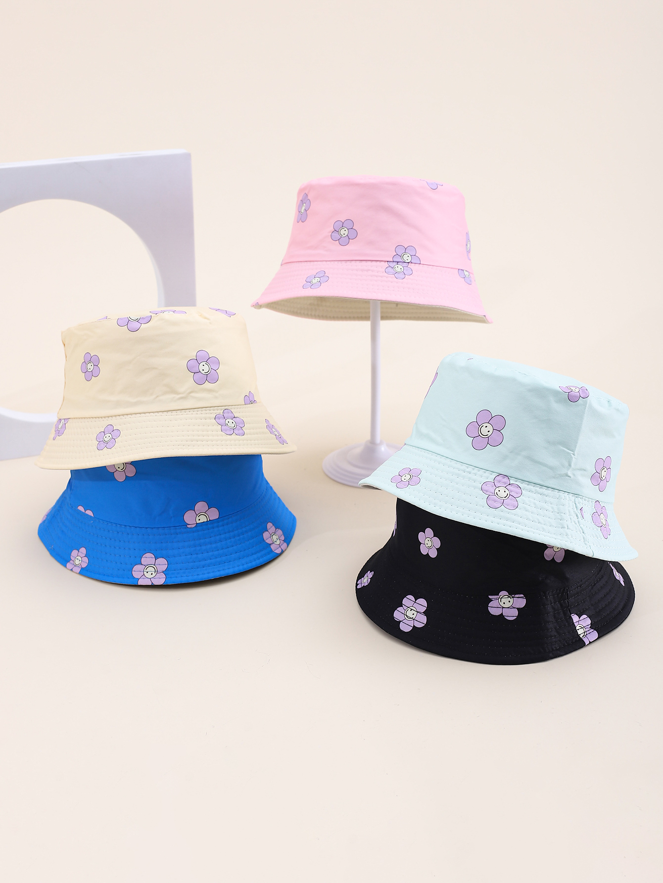 This is a popular children's double-sided fisherman's hat with small floral prints in spring and summer. It's cute, cartoon, classic and versatile. It's a unique children's double-sided fisherman's hat with a pier circumference of 54CM full figure