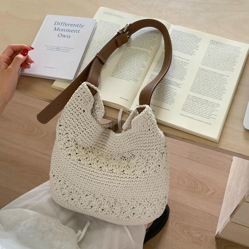 Vacation style beach straw woven bag for women 2025 New style laid-back woven bag, large capacity fashionable single-shoulder armpit bag full figure