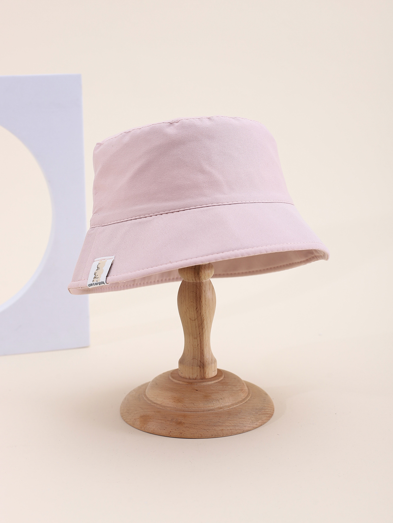 This is a popular children's single-sided fisherman's hat with embroidered side labels for spring and summer. It's cute, cartoon, classic, versatile and personalized. The inner side of this children's single-sided fisherman's hat comes with a drawstring details Picture