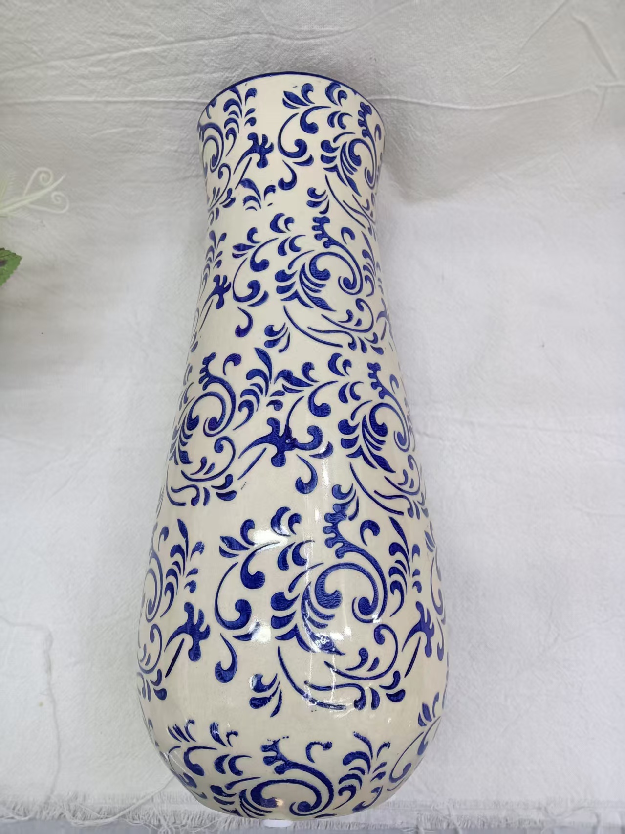 National trend home decoration art pieces, small and simple design, flower arrangement, vase, blue and white porcelain, exquisite ceramic vase decoration Application Scenario