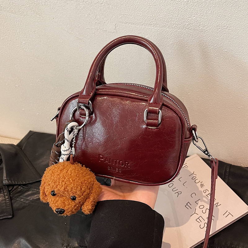 Simple and stylish small bag for women, 2025 new style, personalized ins crossbody bag, fashionable retro handbag, trendy small square bag Application Scenario