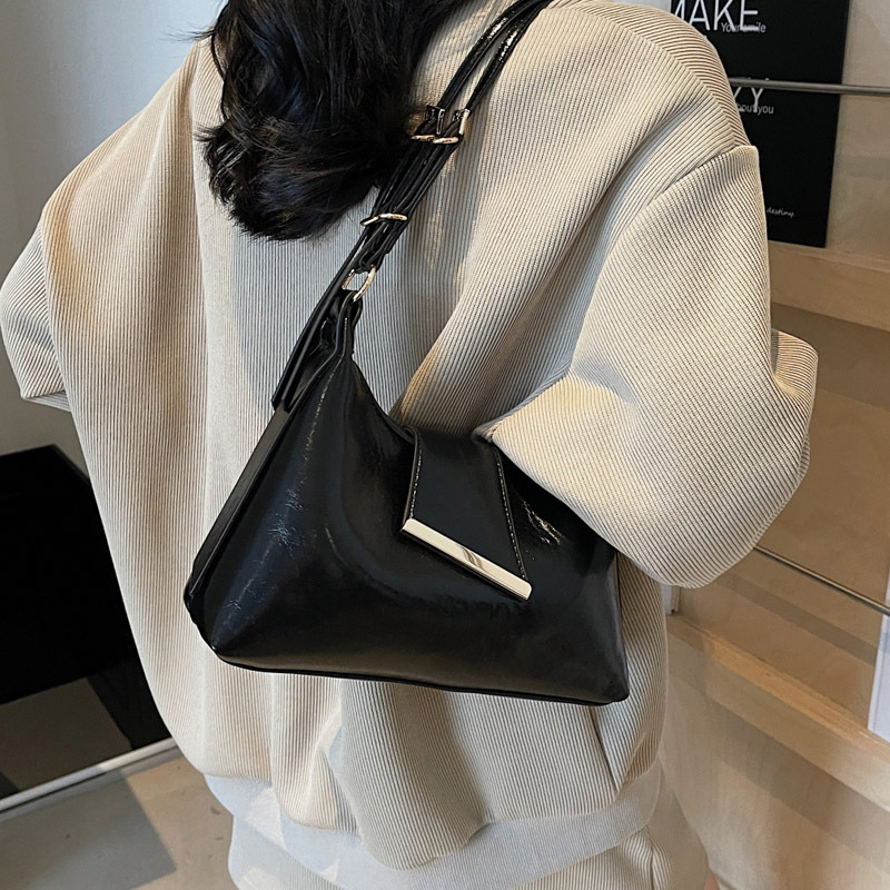 In the summer of 2025, new solid-color underarm bags for women are popular. These are simple and stylish underarm bags, handbags, and candy-colored single-shoulder bags Application Scenario