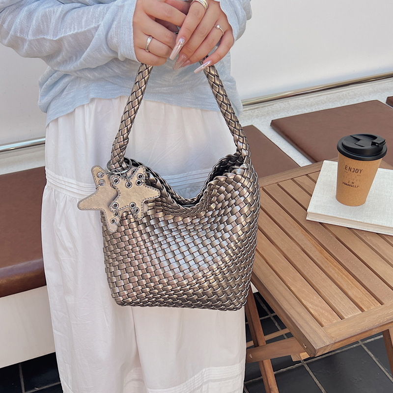 This year, the "Gun Gun" single-shoulder underarm bag is in vogue. It's a fashionable hand-woven women's bag, a trendy and simple hand-held vegetable basket mother bag Application Scenario