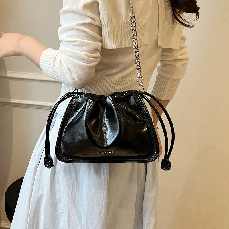 This year, the 2025 new style of the small square bag is in vogue. It's a fashionable women's bag that is both stylish and versatile. It has the feel of a commuting handbag and is a single-shoulder crossbody bag Specification drawing