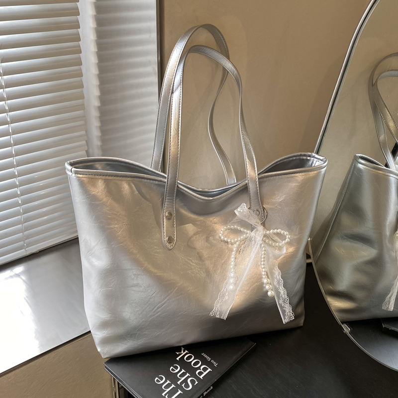 The 2025 summer new stylish and simple tote bag is a casual and trendy large-capacity tote bag with a niche design for women full figure