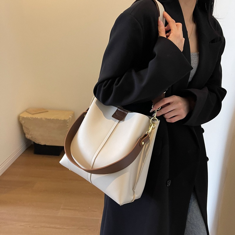 Large-capacity bucket bag for women, 2025 new retro and fashionable wide crossbody bag, best-selling single-shoulder hand-held tote bag details Picture