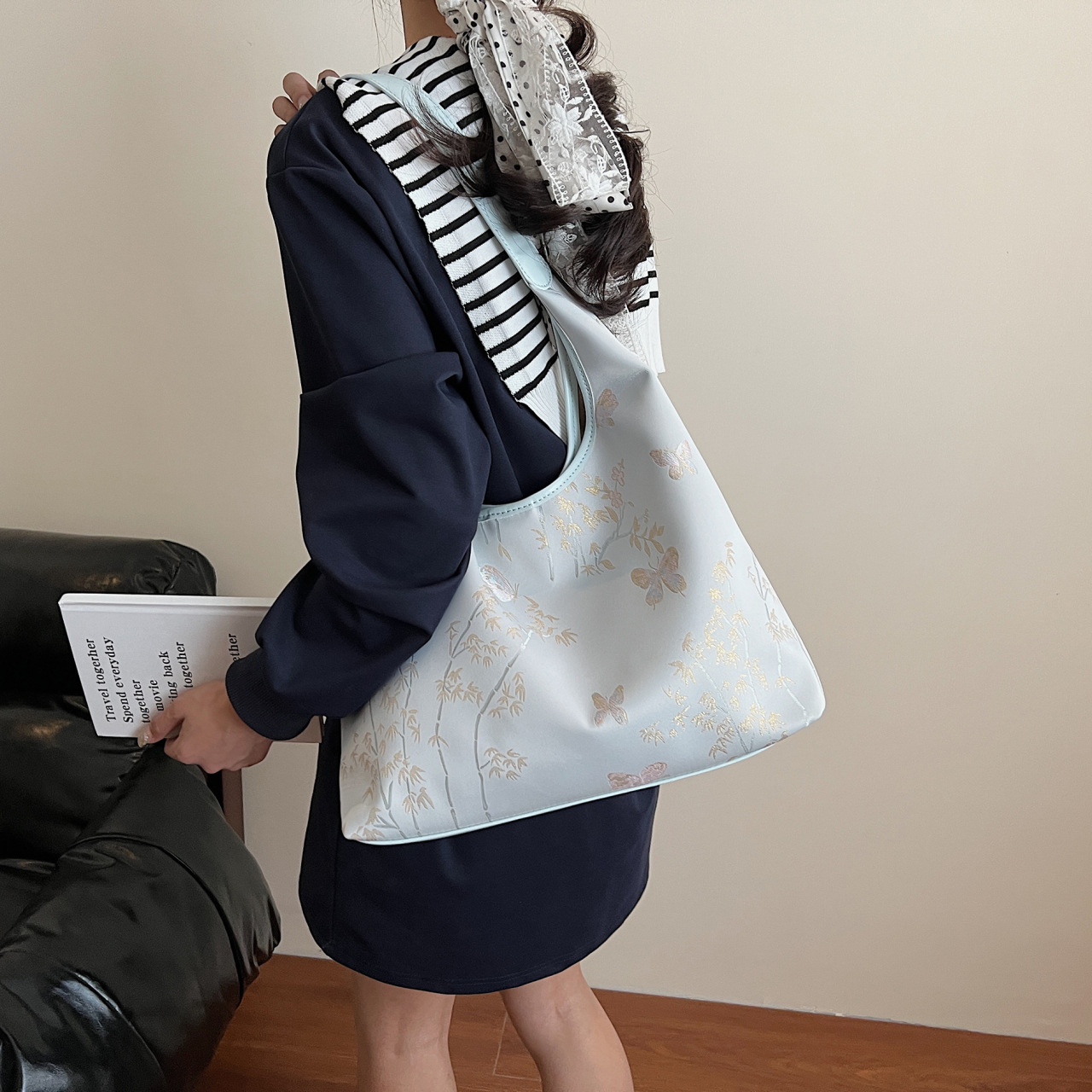 New Chinese-style tote bag for women, 2025 New summer fashion embroidered fabric bag, single-shoulder bag, casual commuting underarm bag details Picture