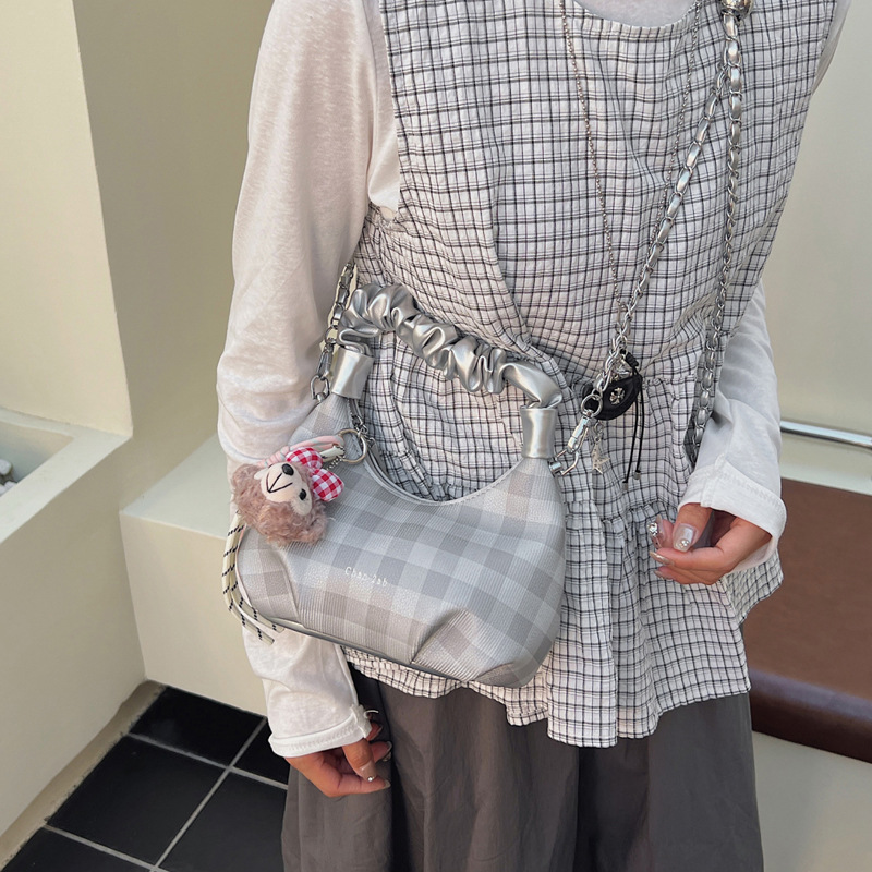 Sweet and cool style, trendy and unique cloud-shaped pleated handbag, a new summer fashion chain crossbody bag for women in 2025 details Picture