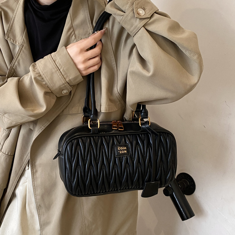 Retro bag for women, large capacity, new 2024 autumn and winter versatile, niche design, single-shoulder underarm bag, commuting pillow bag Application Scenario