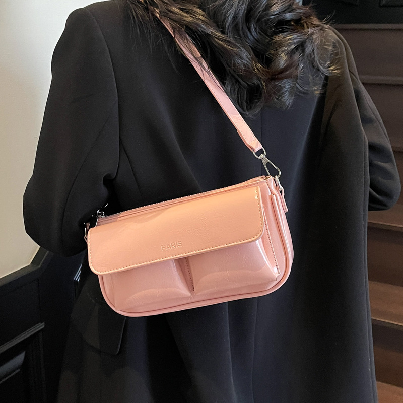 A solid color design bag for women in 2025, a trendy and fashionable single-shoulder underarm bag, and a retro commuter crossbody bag details Picture