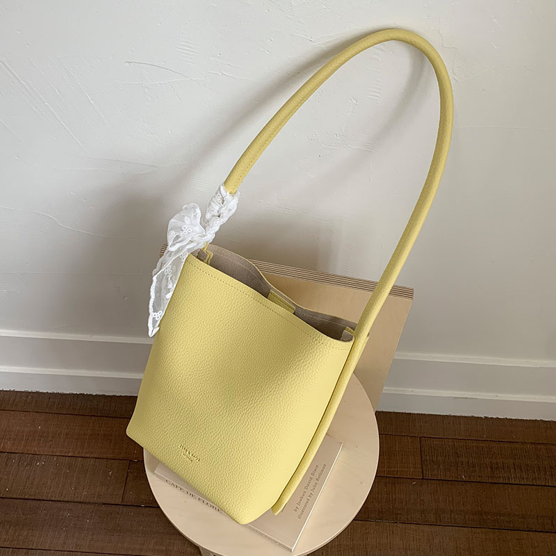 A trendy and versatile single-shoulder underarm bag for women in the summer of 2025, featuring a niche design and a simple commuting bucket bag Specification drawing