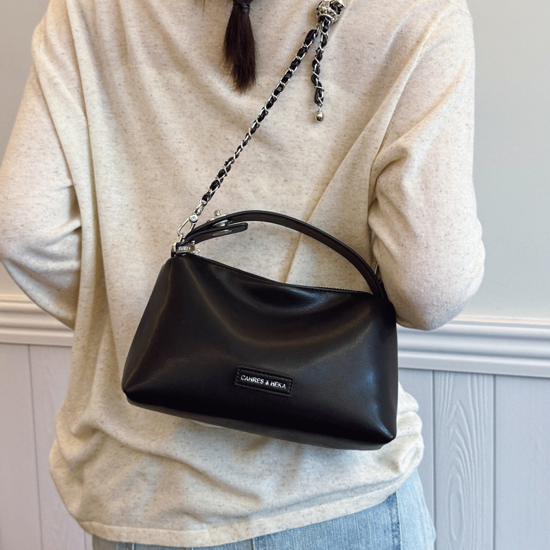 A stylish and elegant hand-held small square bag for women in the summer of 2025, featuring an Instagram-chic and high-end single-shoulder crossbody women's bag Application Scenario