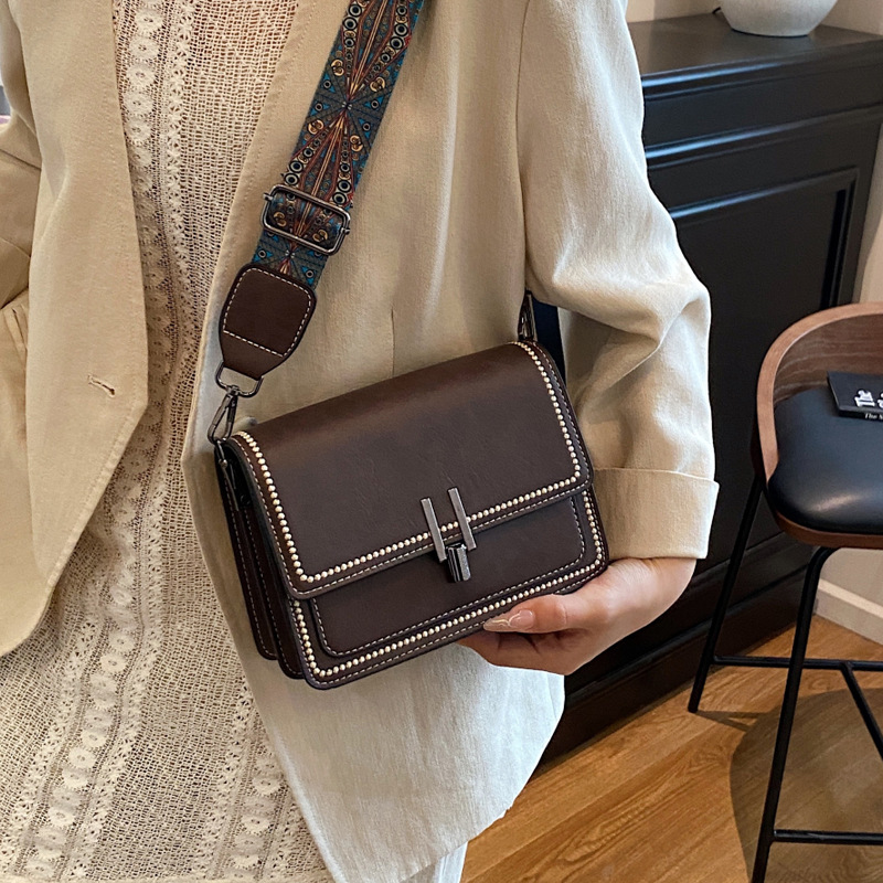 This year, wide shoulder strap women's bags are in vogue. The 2025 new summer retro single-shoulder crossbody bag is a niche and stylish small square bag Application Scenario