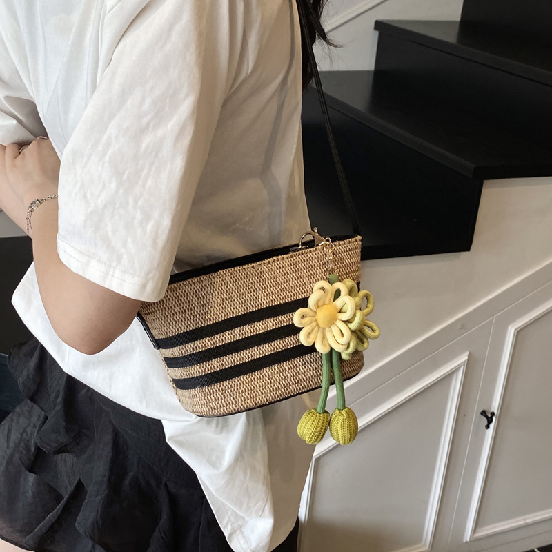 Fashionable small bag for women: New Summer 2025 colorful woven bucket bag, crossbody bag, vacation small single-shoulder bag details Picture