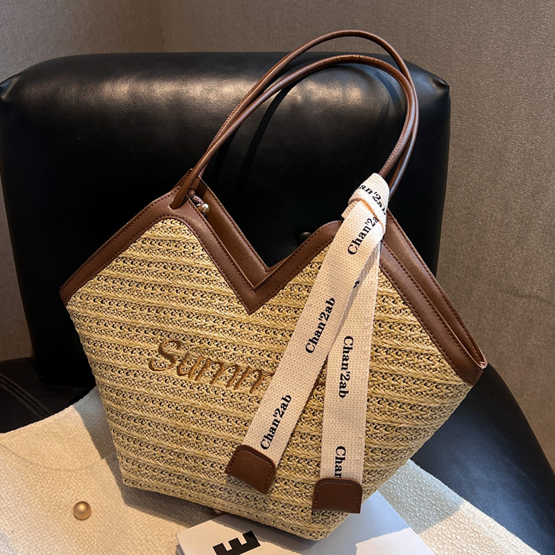 Summer large-capacity bag 2025 New straw woven bag for women, niche design single-shoulder bag, versatile woven tote bag Application Scenario