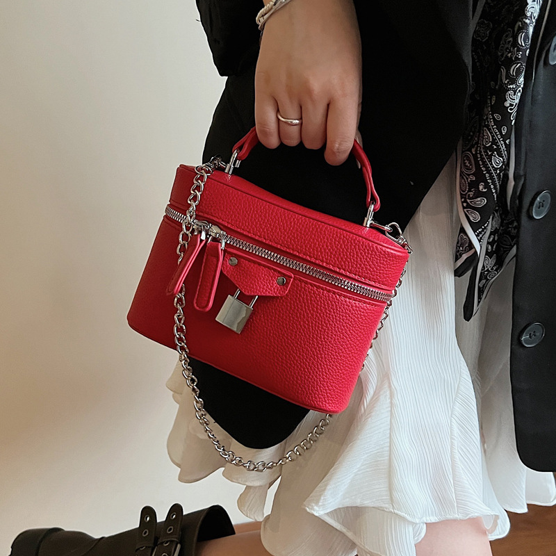 The 2025 new trendy handbag is a simple and fashionable handbag with a sense of women's fashion. It is a small square bag that can be carried diagonally over one shoulder for commuting Specification drawing