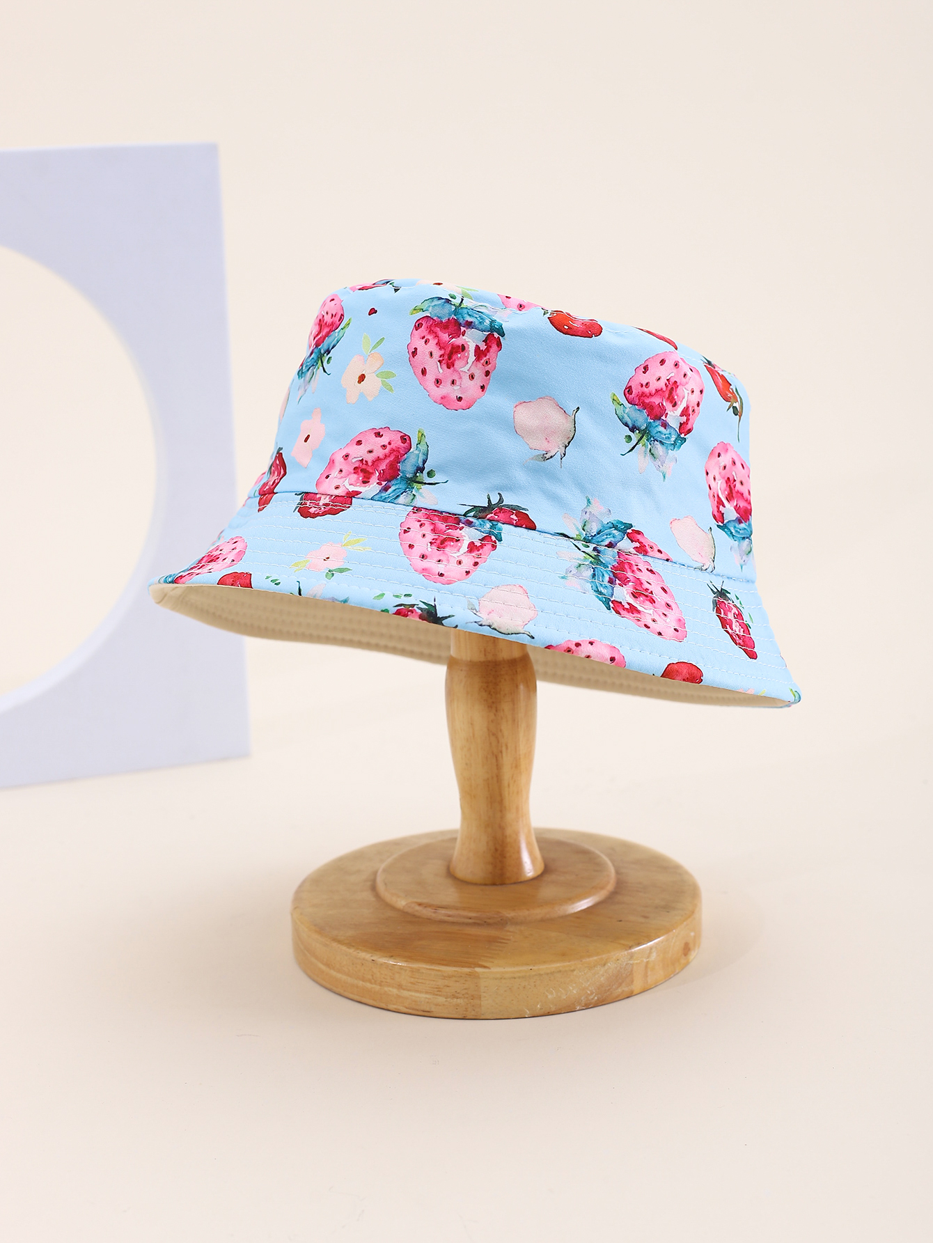 This is a popular children's strawberry-printed double-sided fisherman's hat for spring and summer. It's cute, cartoon, classic and versatile. It's a unique children's double-sided fisherman's hat with a pier circumference of 54CM Item Picture