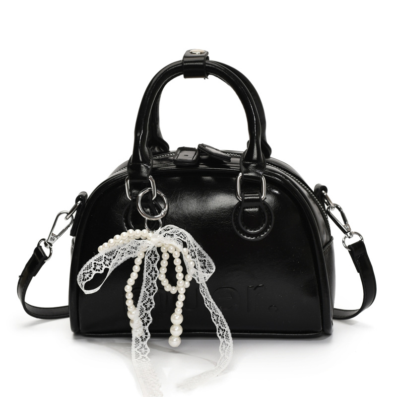 This year, Korean-style, stylish and simple hand-held bags with niche designs are in vogue. These are fashionable summer underarm bags for women's commuting Item Picture