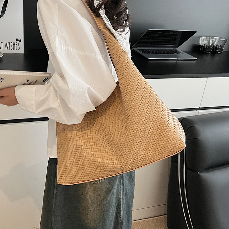 Casual design, stylish, large-capacity single-shoulder 2025, fashionable and trendy woven commuting, simple and retro tote underarm bag details Picture