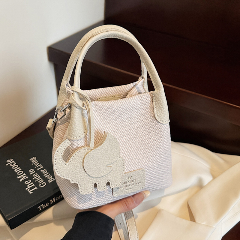 Trendy casual handbag for women, 2025 summer fashion, niche, simple and fresh, versatile bucket commuting crossbody bag full figure